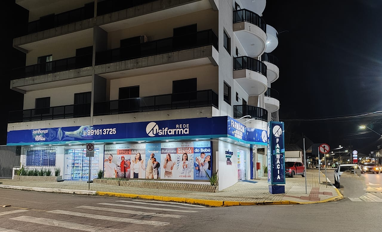 Fachada da Usifarma à noite