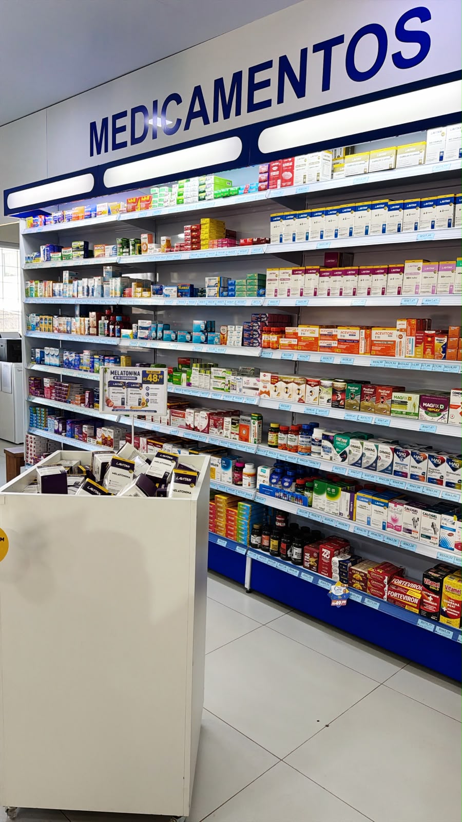 Prateleiras do setor de medicamentos