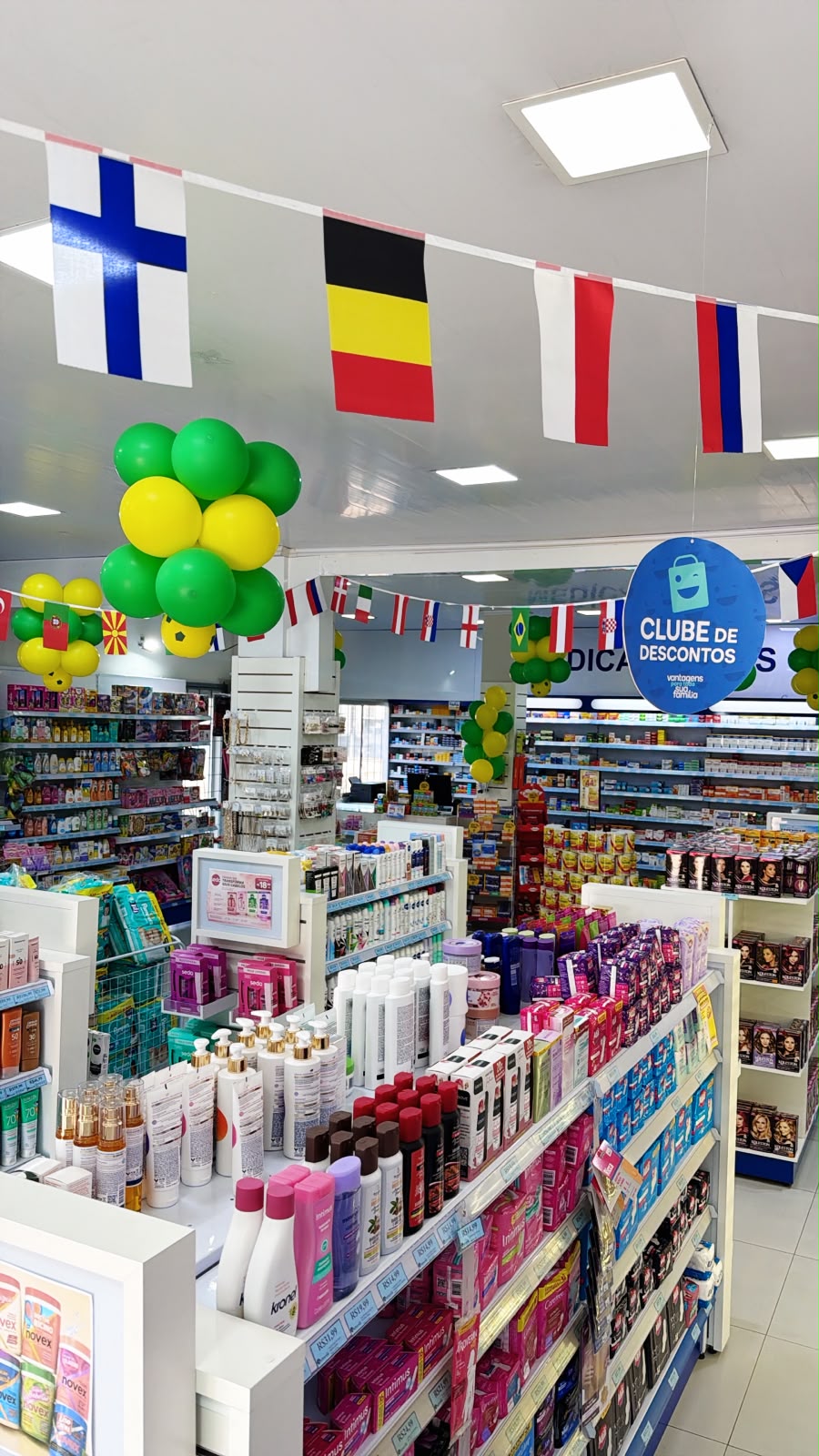 Interior da Usifarma com produtos de beleza